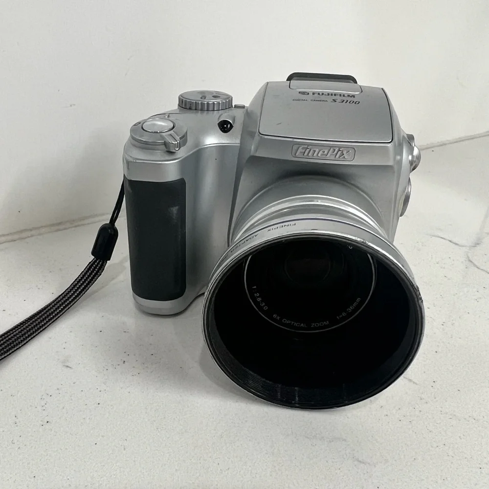 Fujifilm FinePix S3100 4MP Digital Camera with 6x Optical Zoom Silver Camera Y2K